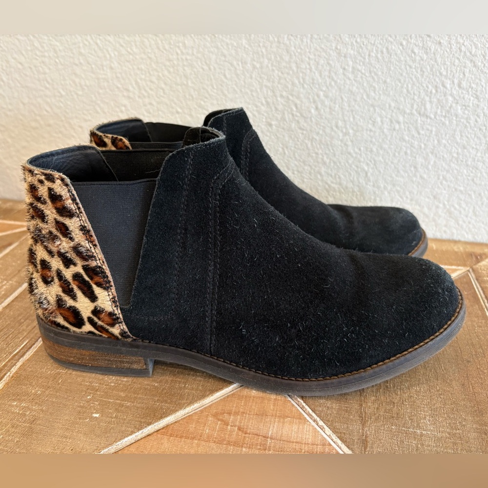 Clarks Demi Beat boots black suede leopard print 9.5 women’s bootie